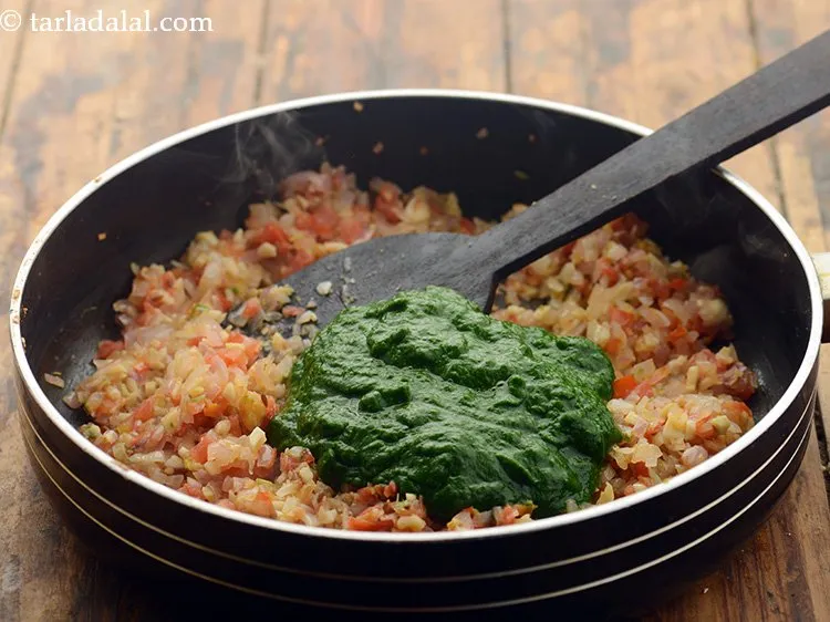 स्टेप 27 – पालक की प्यूरी डालें। पालक की प्यूरी पालक पुलाओ को …