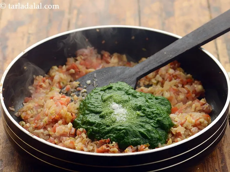 स्टेप 28 – नमक डालें। अतिरिक्त प्रोटीन के लिए आप इस लहसुनी पालक …