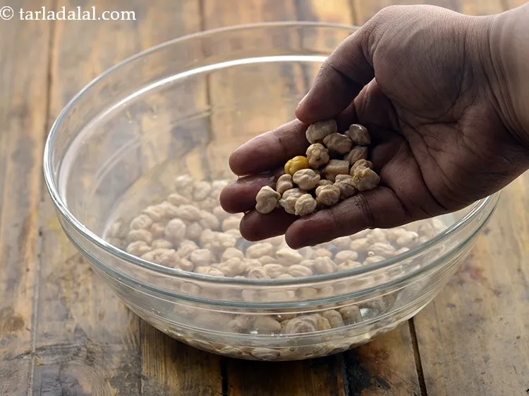 Step 2 – To make the <strong>spicy garlic Lebanese hummus</strong>, wash the Kabuli chana very well.
