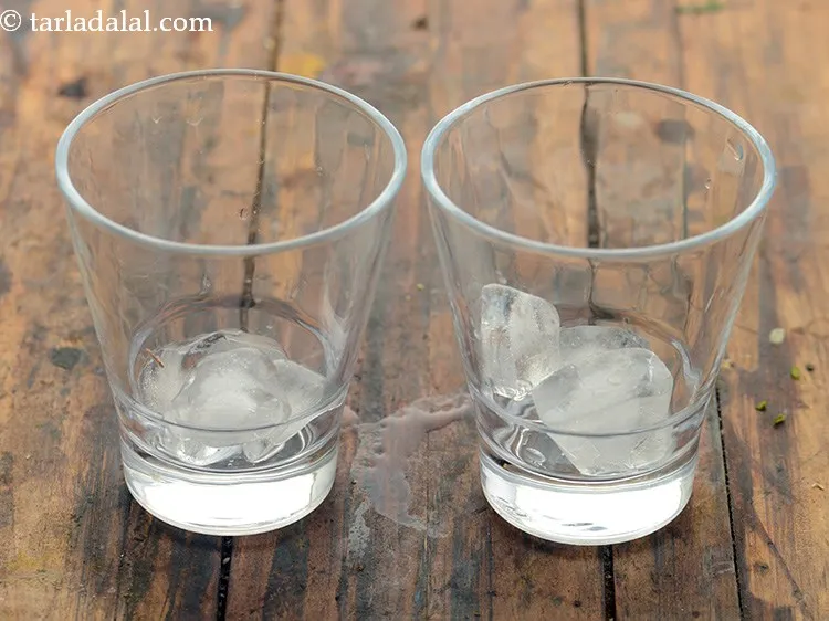 Step 8 – Just before serving, add 4 ice cubes in 2 individual glasses.
