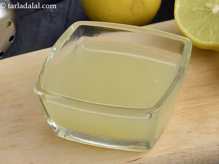 स्टेप 32 – इसमें १ १/२ टी-स्पून <a href=""https://www.tarladalal.com/glossary-lemon-juice-numbi-ka-ras-nimbu-ka-juice-hindi-471i"">नींबू का रस</a> डालें।