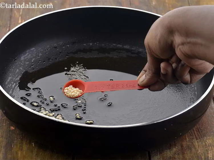 स्टेप 10 – जब सरसों चटक जाए तो उड़द दाल डालें। वे लेमन …