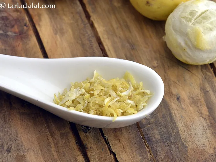 स्टेप 9 – १ टेबल-स्पून <a href=""https://www.tarladalal.com/glossary-lemon-rind-hindi-958i"">नींबू का छिलका</a> डालें।