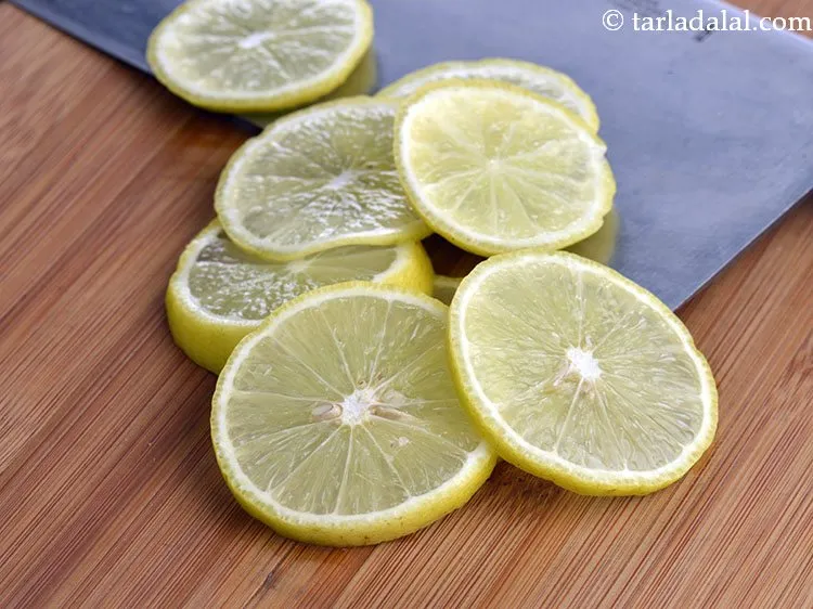 स्टेप 9 – ४ <a href=""https://www.tarladalal.com/glossary-lemon-slices-hindi-758i"">नींबू के स्लाइस</a> डालें।