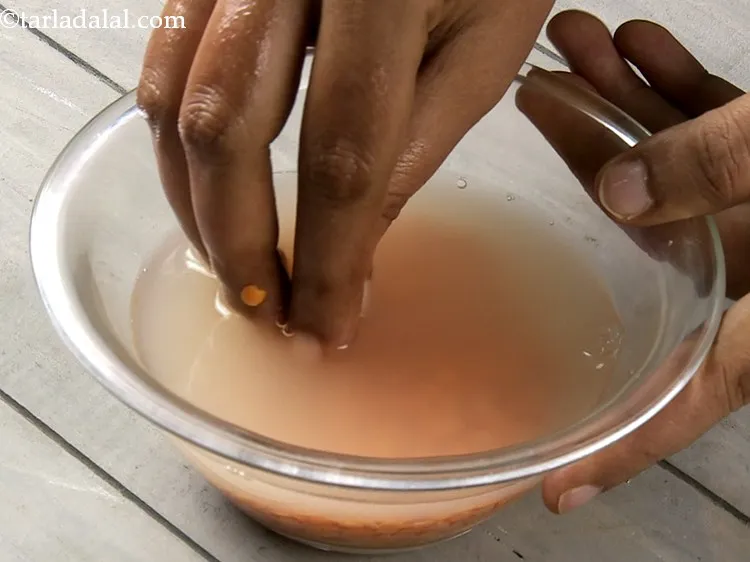 स्टेप 1 – <strong>मसूर दाल टमाटर और पालक सूप</strong> बनाने के लिए, हम …