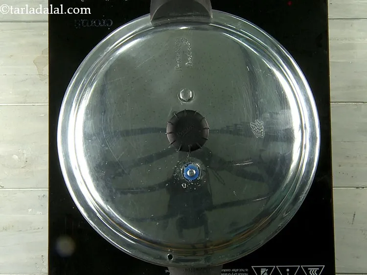 स्टेप 10 – अच्छी तरह से मिलाएं और ३ सीटी के लिए प्रेशर …