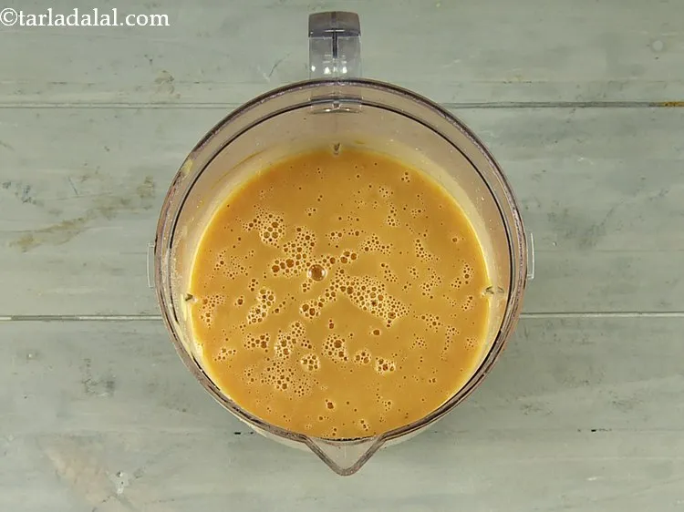 स्टेप 13 – मिक्सर में मुलायम प्यूरी होने तक पीस लें।