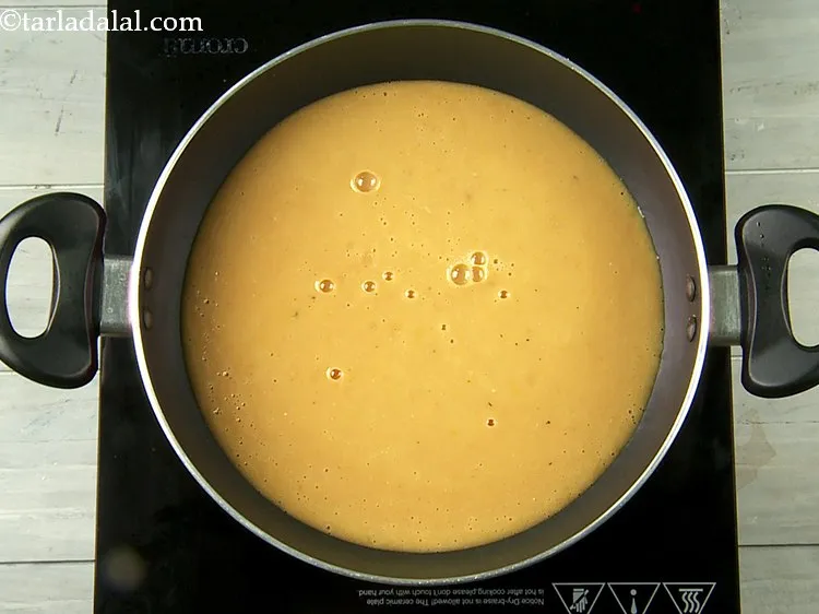 स्टेप 14 – एक गहरे नॉन-स्टिक पैन में तैयार प्यूरी को डालें।