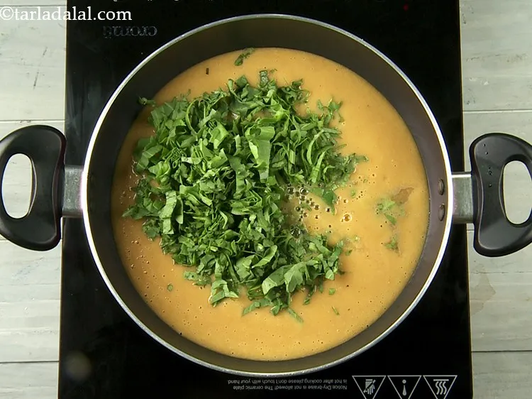 स्टेप 15 – पालक डालें। यदि आप प्रेशर-कुकिंग करते समय पालक डालते हैं, …