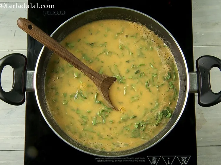 स्टेप 16 – साथ ही, १/२ कप पानी डालें और अच्छी तरह मिलाएं।