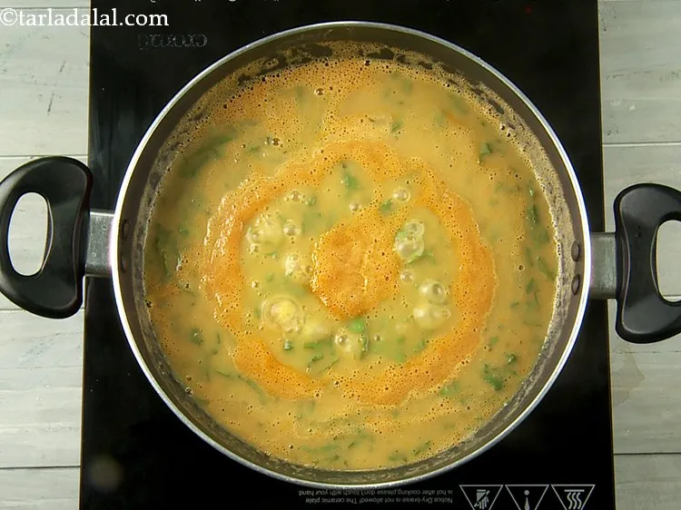 स्टेप 17 – इसे बीच-बीच में हिलाते हुए उबाल आने दें।