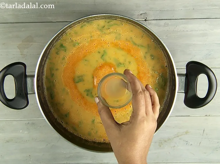 स्टेप 18 – आंच से उतार लें। नींबू का रस डालें और मिश्रण …