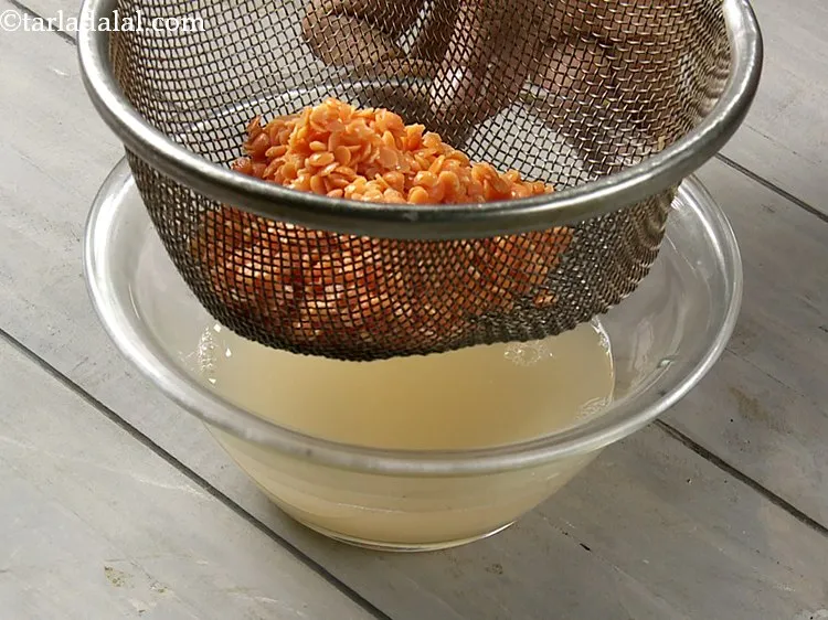 स्टेप 2 – छलनी का उपयोग करके इसे छान लें। पानी निकाले और …