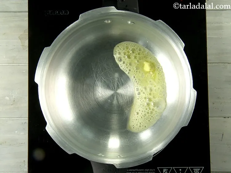 स्टेप 3 – <strong>मसूर टमाटर पालक सूप</strong> तैयार करने के लिए, प्रेशर कुकर …