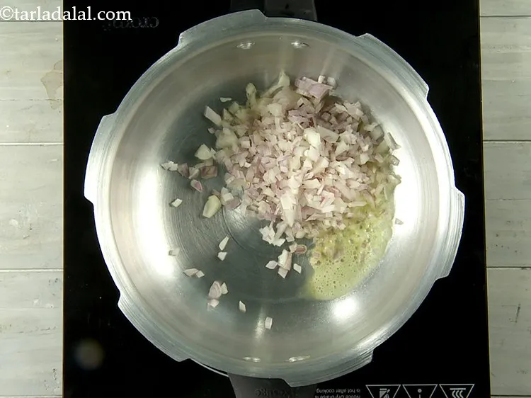 स्टेप 4 – एक बार जब मक्खन पिघल जाए, तो प्याज डालें।