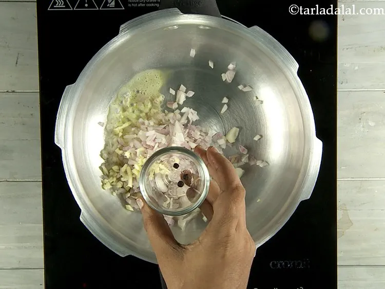 स्टेप 5 – साथ ही, लहसुन और काली मिर्च डालें। ये ऐसे तत्व …