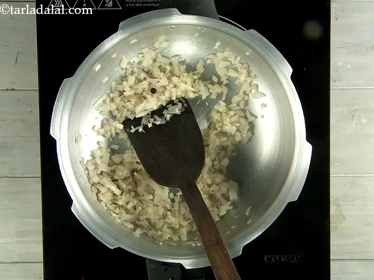 स्टेप 6 – मध्यम आंच पर १ मिनट के लिए भून लें।