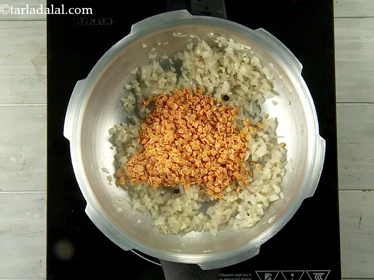 स्टेप 7 – धो कर छानी हुई मसूर दाल डालें। मसूर दाल प्रोटीन …