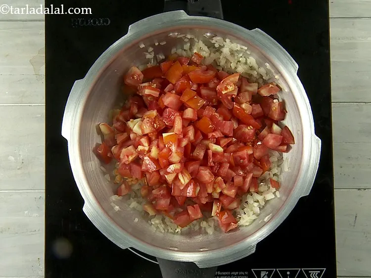 स्टेप 8 – आगे, टमाटर भी डालें। टमाटर <a href=""https://www.tarladalal.com/recipes-for-Lycopene-Diet-in-hindi-language-1175"" target=""_blank""><strong>लाइकोपीन</strong></a> जैसे <a …