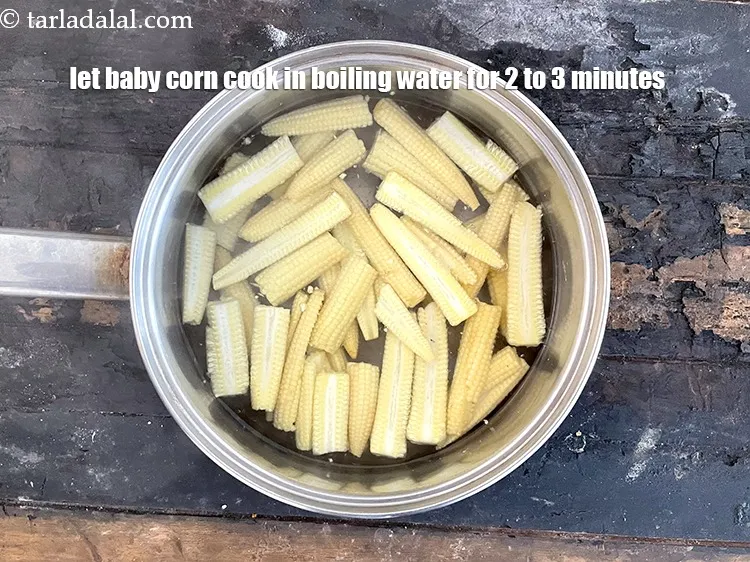 स्टेप 30 – बेबी कॉर्न को २ से ३ मिनिट तक पकने दें।