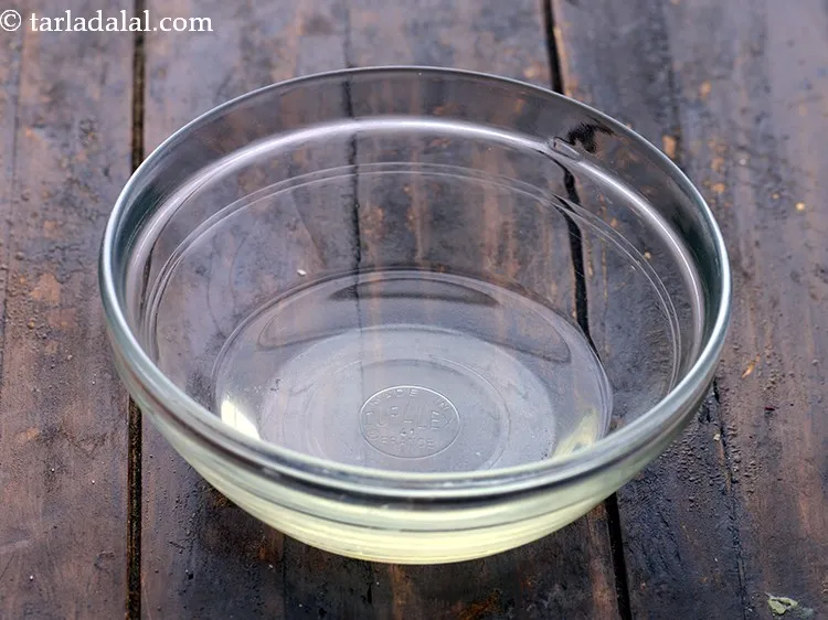 स्टेप 1 – <strong>लैट्यूस एण्ड पनीर सलाद इन सेसमे ड्रेसिंग</strong> बनाने के लिए …