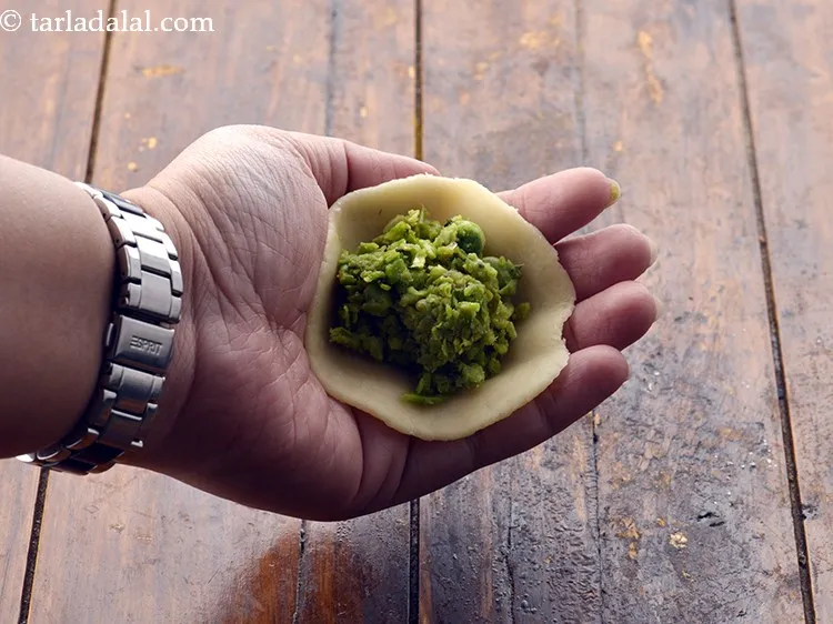 Step 25 – Place one portion of the prepared stuffing in the centre.