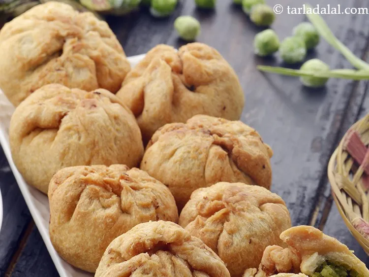 Step 30 – Repeat step 6 and 7 to deep-fry the remaining 9 more kachoris. Keep aside.