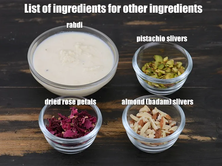 स्टेप 4 – अन्य सामग्री :&nbsp;३ कप&nbsp;<a href=""https://www.tarladalal.com/rabri-or-how-to-make-rabdi-hindi-1099r"">रबड़ी</a>,&nbsp;३ टेबल-स्पून&nbsp;<a href=""https://www.tarladalal.com/glossary-almond-slivers-slivered-almonds-hindi-664i"">बादाम के कतरन</a>,&nbsp;३ टेबल-स्पून&nbsp;<a …