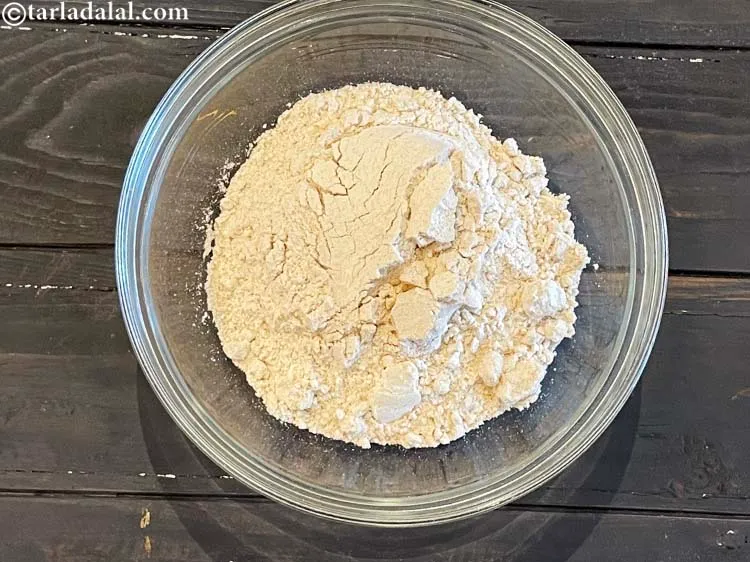 स्टेप 2 – <strong>लो फैट पनीर पराठा</strong> का आटा बनाने के लिए | …