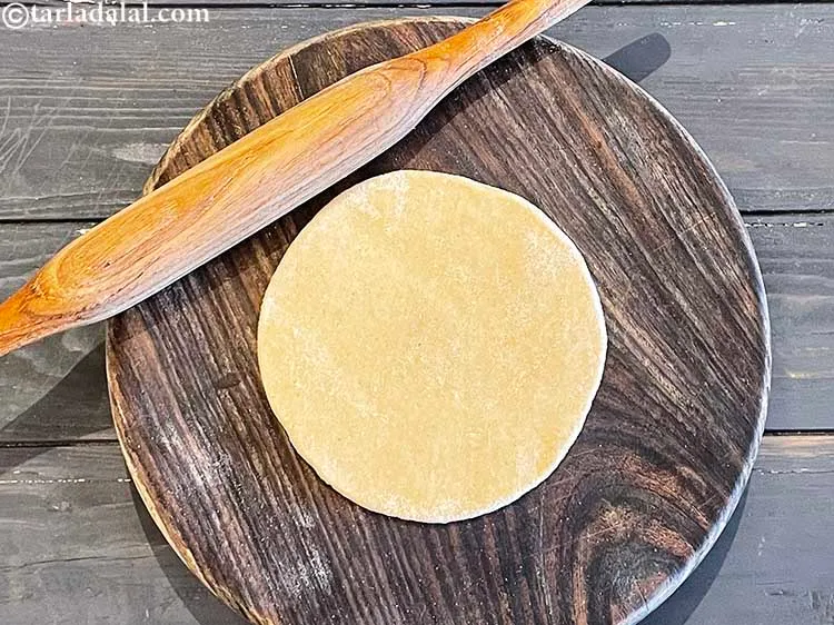 स्टेप 17 – आटे के १ भाग को ७५ मि। मी। (३&rdquo;) व्यास …