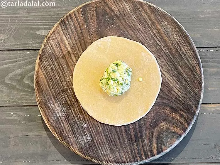 स्टेप 18 – सर्कल के बीच में स्टफिंग का एक भाग रखें।