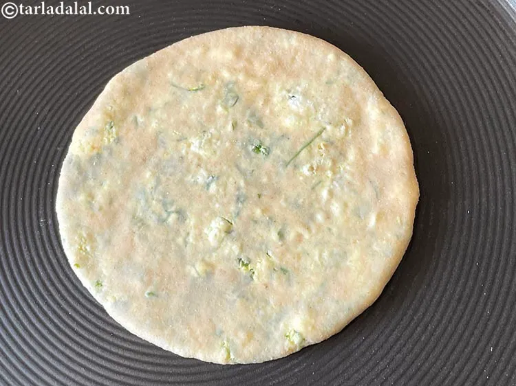 स्टेप 21 – बिना तेल डाले गरम तवे पर पकाएं। पलटें और दूसरी …