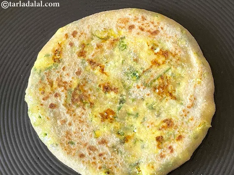 स्टेप 23 – पलटें और दूसरी तरफ से पकाएं।