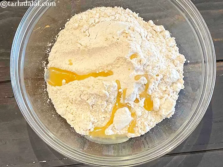 स्टेप 3 – तेल डालें।