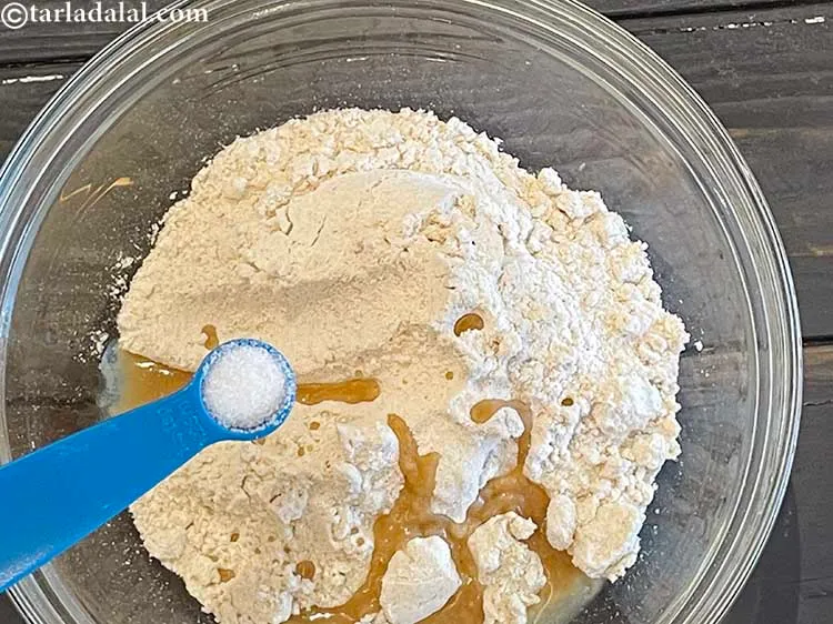 स्टेप 4 – स्वादानुसार नमक डालें।