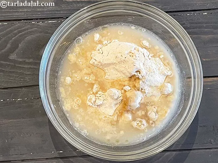 स्टेप 5 – पर्याप्त पानी डालें और नरम आटा गूंधें।
