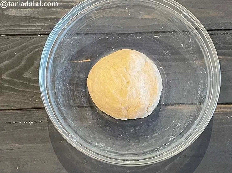 स्टेप 7 – एक नरम आटा बनाएं।