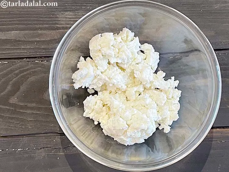 स्टेप 9 – एक गहरी कटोरी में, लो फैट पनीर डालें। यदि आप …