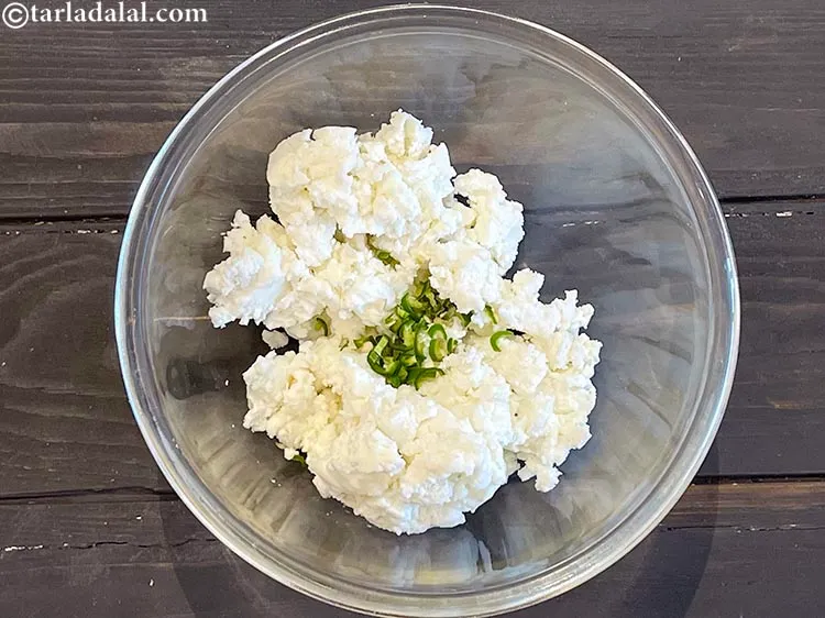 स्टेप 10 – हरी मिर्च डालें।&nbsp;<a href=""https://www.tarladalal.com/recipes-using-green-chillies-in-hindi-331"">हरी मिर्च</a>&nbsp;में&nbsp;&nbsp;मौजूद&nbsp;&nbsp;<a href=""https://www.tarladalal.com/recipes-for-Antioxidant-Rich-in-hindi-language-1054"">एंटीऑक्सिडेंट</a>&nbsp;<a href=""https://www.tarladalal.com/recipes-for-Vitamin-C-Rich-Indian-Recipes-in-hindi-language-804"">विटामिन सी</a>&nbsp;शरीर को हानिकारक …