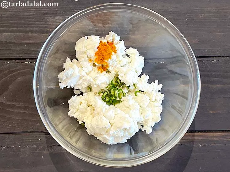 स्टेप 11 – हल्दी पाउडर डालें।