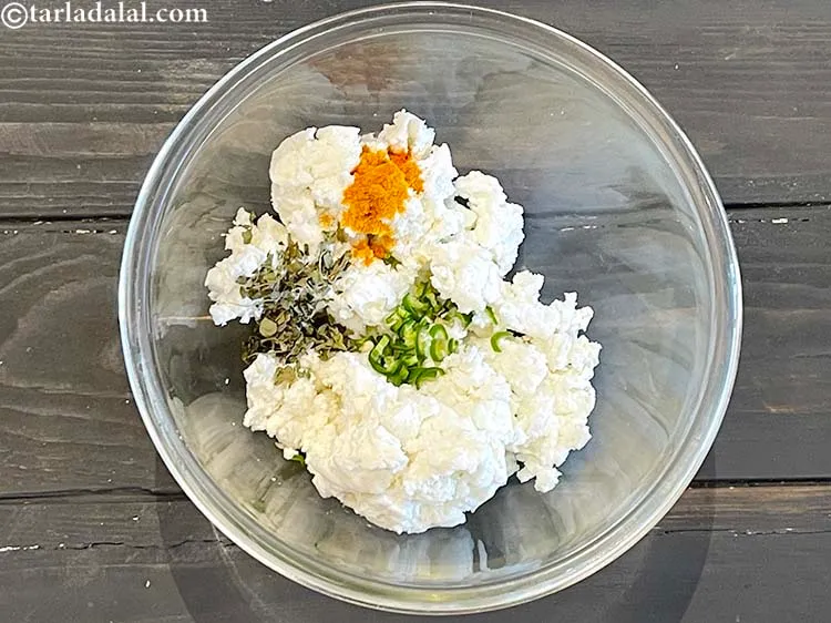 स्टेप 12 – कसूरी मेथी डालें।&nbsp;मेथी के पत्ते&nbsp;<a href=""https://www.tarladalal.com/recipes-for-Healthy-Low-Calorie-Weight-Loss-in-hindi-language-383"">कैलोरी में कम</a> और शक्तिशाली&nbsp;<a …