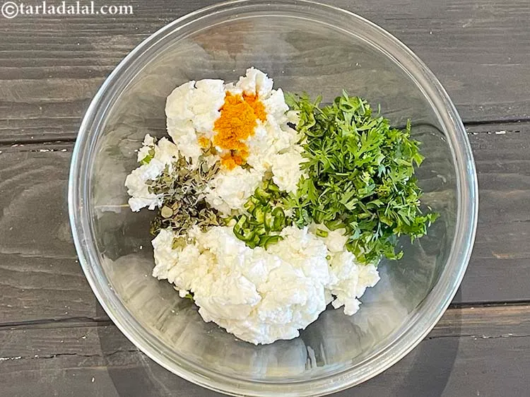 स्टेप 13 – ३ टेबल-स्पून कटा हुआ हरा धनिया डालें।&nbsp;<a href=""https://www.tarladalal.com/recipes-using-coriander-in-hindi-369"">धनिया</a>&nbsp;एक ताजा जड़ी …