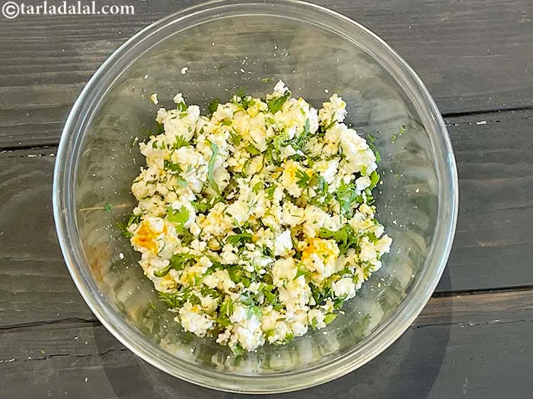 स्टेप 15 – स्टफिंग को एक साथ मिलाएं।