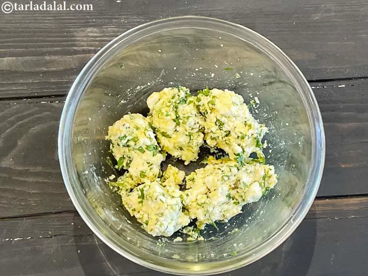 स्टेप 16 – स्टफिंग को ५ बराबर भागों में विभाजित करें। एक तरफ …