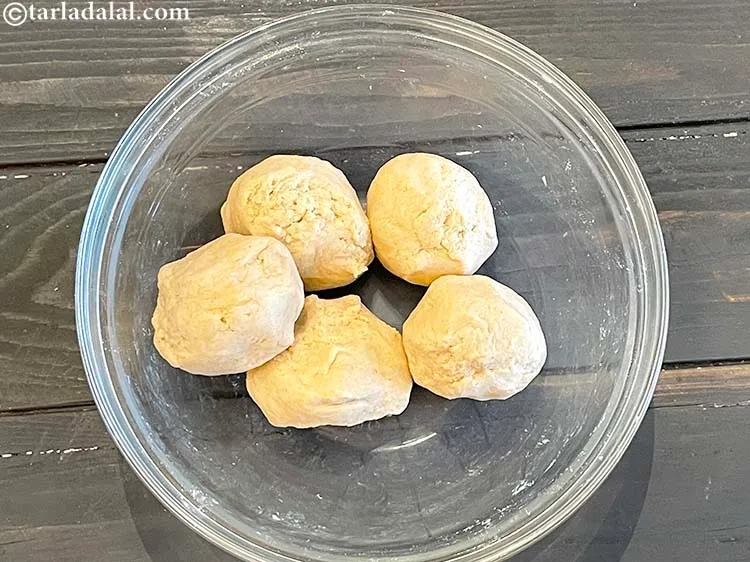 स्टेप 8 – आटे को ५ भागों में विभाजित करें और एक तरफ …