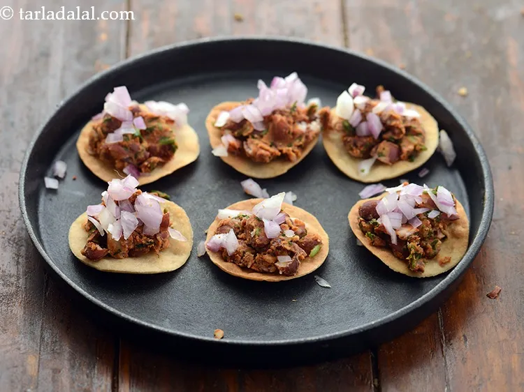 Step 31 – Sprinkle &frac12; tsp of onions for a crunchy texture.