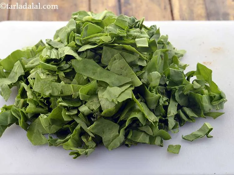 Step 4 – Shred the spinach leaves with the help of a sharp knife. Keep aside.