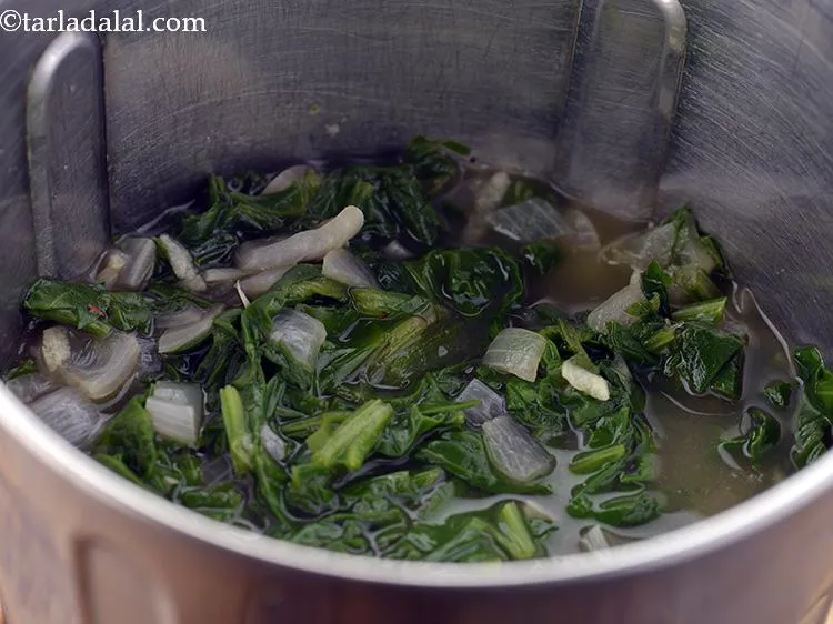Step 12 – Switch off the flame and cool slightly. Transfer the cooked spinach in the mixer jar.