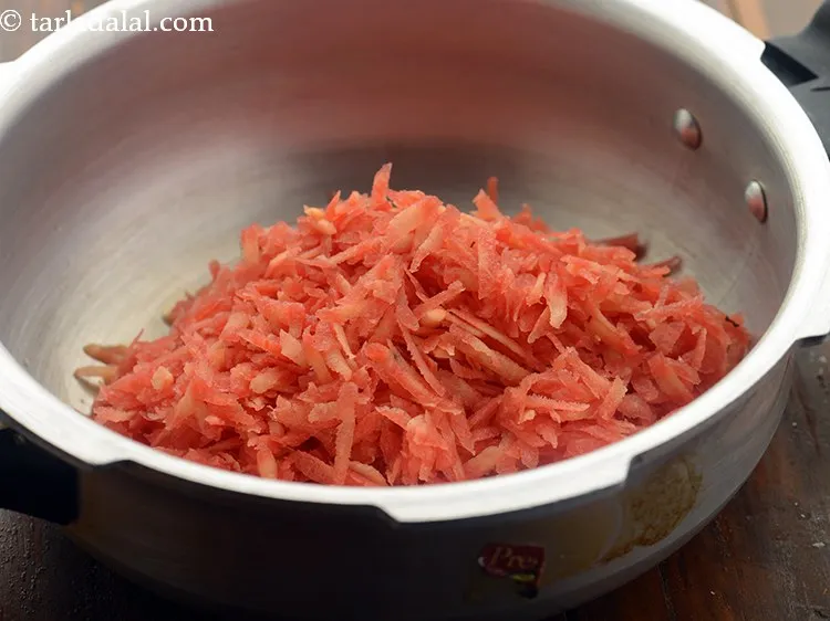 स्टेप 5 – जब घी पिघल जाए तो गाजर डालें।
