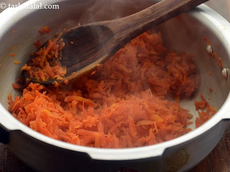 स्टेप 6 – मध्यम आंच पर बीच-बीच में हिलाते हुए ५ मिनट के …